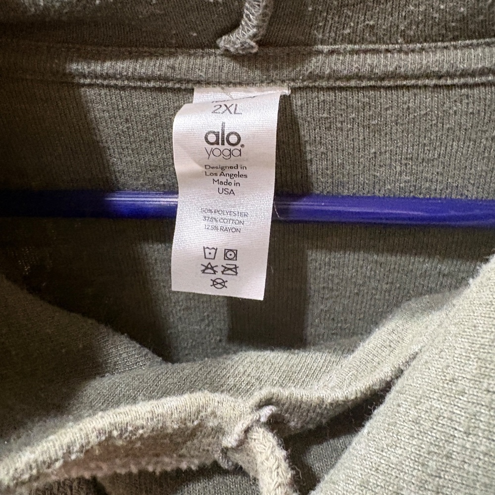 Alo Yoga Men’s Zipper Pocket 2 tone Hoodie - Picture 5 of 5